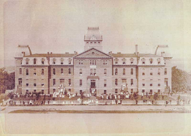 students and faculty posed in front ofOld Main